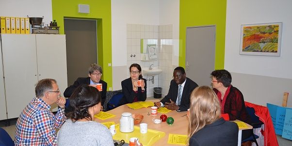 Die Bundestagsabgeordneten Swen Schulz, Dr. Karamba Diaby und Saskia Esken im Gespräch mit Herrn Direktor Großpietsch und der Lehrerin Frau Gülland