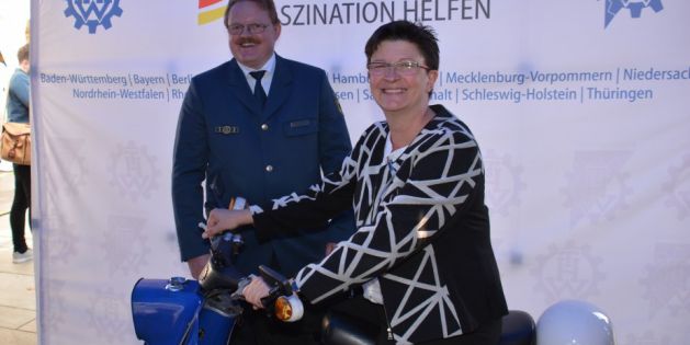 Saskia Esken mit dem Horber THW-Beauftragten Rainer Goller im Herbst 2014 in Berlin