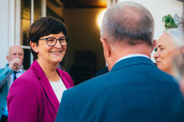 Saskia Esken eröffnet ihr neues Bürgerbüro